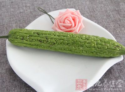 苦瓜性寒，夏天成熟，在夏季食用能夠清熱去火