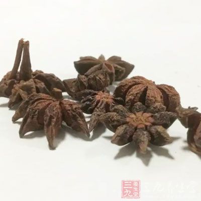 鍋裡放少許油燒熱,先放入姜塊、蔥段、桂皮、八角炒出香味 鍋裡放少許油燒熱,先放入姜塊、蔥段、桂皮、八角炒出香味