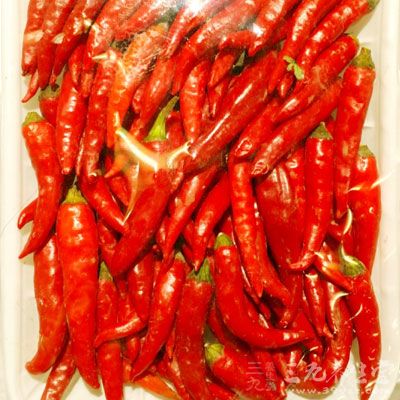 後腿肉600公克,白蘿卜1條,清江菜5顆,熱開水2杯,蔥1根,姜3片,辣椒1根 後腿肉600公克,白蘿卜1條,清江菜5顆,熱開水2杯,蔥1根,姜3片,辣椒1根