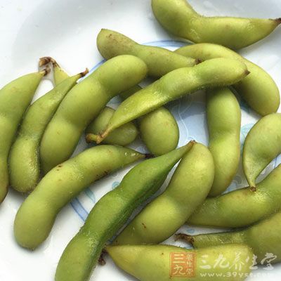 毛豆一斤，干辣椒，花椒，姜片，八角，鹽