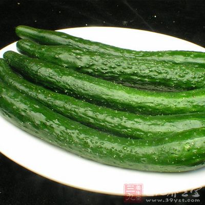 小黃瓜用清水洗淨