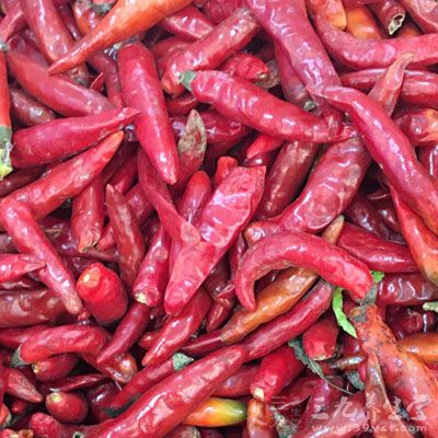 空心菜500g，紅尖椒2個，廣合腐乳3塊，腐乳汁少許，細砂糖1茶匙，細鹽1/2茶匙