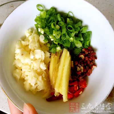 青魚中段500克、蔥姜蒜末少許、鹽3克、料酒2勺 青魚中段500克、蔥姜蒜末少許、鹽3克、料酒2勺