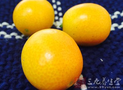 金橘250g，冰糖50g，檸檬半個，薄荷葉適量