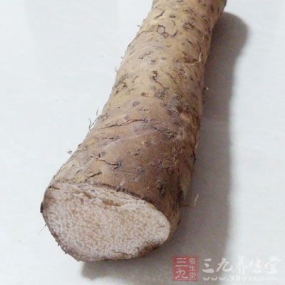 山藥1段，黃地瓜1/4顆，馬鈴薯1/4顆，黑芝麻少許，熱水120㏄，黑糖粉適量