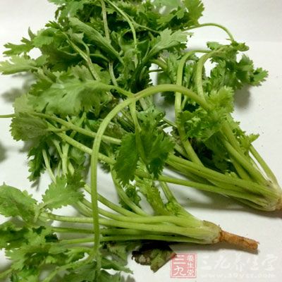 鯉魚一條，蔥絲，姜絲，干辣椒絲，鹽，料酒，花生油適量，醬油適量，香菜段適量