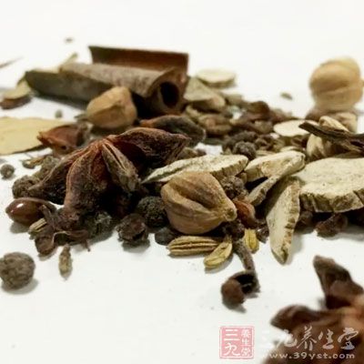 放入花椒、八角