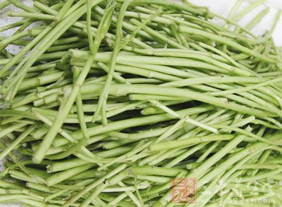 茼蒿200克，松子仁10克，花生仁25克調料：香油適量，鹽1克