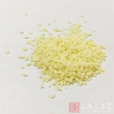 茼蒿500克，魚丸若干枚，油、蔥花、鹽、雞精適量