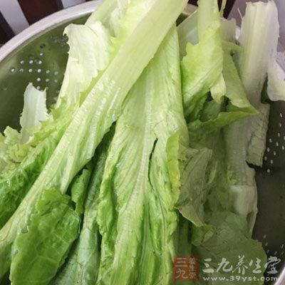 用橄榄油將牛排煎熟,切片 用橄榄油將牛排煎熟,切片