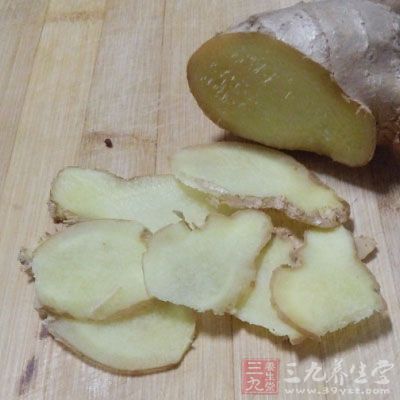 小銀魚干一碗,新鮮紅小尖椒3根,新鮮綠小尖椒3根,姜3片 小銀魚干一碗,新鮮紅小尖椒3根,新鮮綠小尖椒3根,姜3片