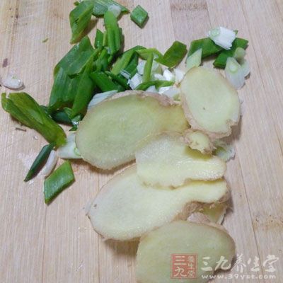 放入蔥、姜絲、蒜片，烹上醋，移在慢火上，加蓋煎熟，盛入盤內即可