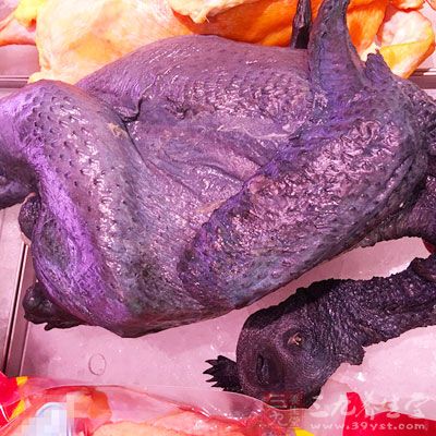 烏骨雞、香菇、蟹味菇、料酒、食鹽、白糖適量、蔥、蒜、姜