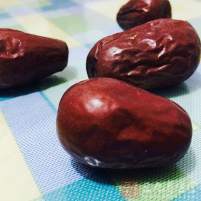 再炖半小時後，加入紅棗和枸杞再炖半小時左右