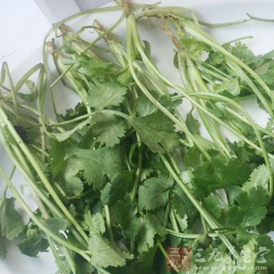 綠豆芽400克，蝦米25克，香菜10克，色拉油30克，鹽4克