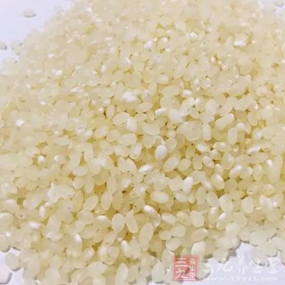 將米和綠豆分別洗淨瀝干後放進電飯煲裡,注入水 將米和綠豆分別洗淨瀝干後放進電飯煲裡,注入水