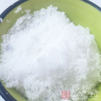 去皮綠豆200克,白糖100克,油10克,麥芽糖20克,紅豆沙適量 去皮綠豆200克,白糖100克,油10克,麥芽糖20克,紅豆沙適量