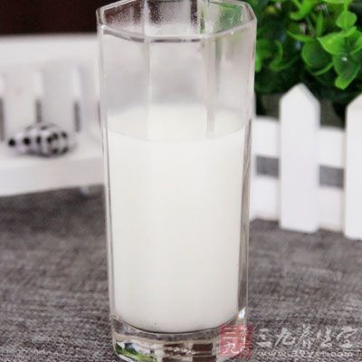 可可粉4克,熱水5毫升,牛奶235毫升,冷凍藍莓60克,白糖4克,冰塊4塊 可可粉4克,熱水5毫升,牛奶235毫升,冷凍藍莓60克,白糖4克,冰塊4塊