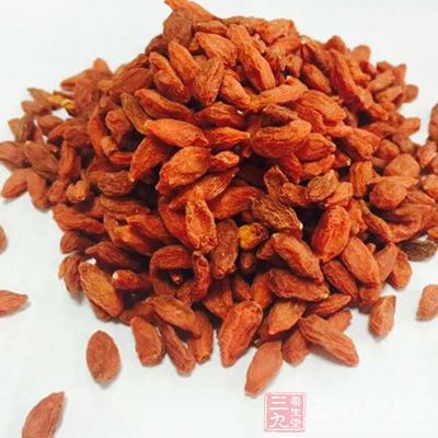 將洗淨的枸杞子放入鍋中