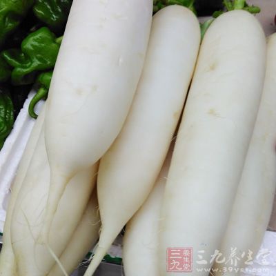 白蘿卜切薄片，放少許鹽腌制一會
