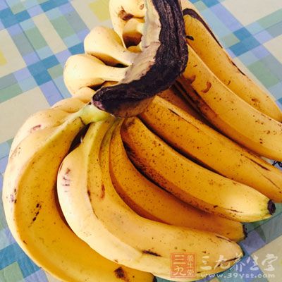 芒果150克,椰子汁1盒,香蕉1根,蜂蜜半匙,冰塊適量 芒果150克,椰子汁1盒,香蕉1根,蜂蜜半匙,冰塊適量