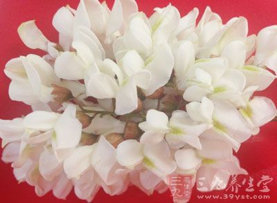小的時候，能想到的槐花的吃法也就是生吃