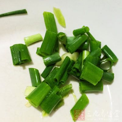 槐花 (適量)、面粉 (適量)、油潑辣子 (適量)、蒜泥 (適量)、蔥花 (適量)