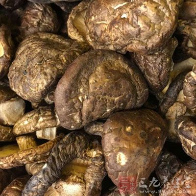 米飯,雞脯肉,雞蛋,胡蘿卜,香菇,熟腰果,蔥花,鹽 米飯,雞脯肉,雞蛋,胡蘿卜,香菇,熟腰果,蔥花,鹽