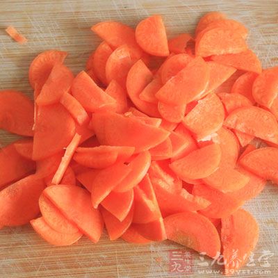 長糯米、肉絲、小白菜、香菇、紅蔥頭、老姜末、臘腸、胡蘿卜、蝦皮、生抽、鹽、香油 長糯米、肉絲、小白菜、香菇、紅蔥頭、老姜末、臘腸、胡蘿卜、蝦皮、生抽、鹽、香油