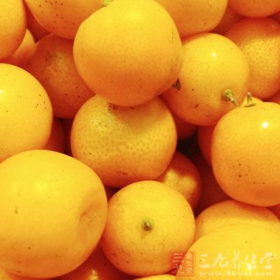 金橘對半切開，用刀尖挑去籽