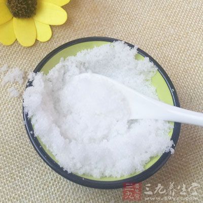 龜齡膏粉50克,白糖100克,水1000ml,適量的牛奶