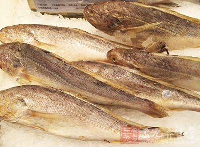 冰鮮小黃花魚兩條，鹽適量，料酒兩匙，黑胡椒碎適量