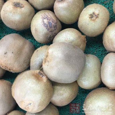 醬油50cc，辣椒粉1大匙，砂糖3/2大匙，蔥末2大匙，姜汁1大匙，蒜末1大匙，奇異果1顆