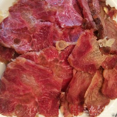 荞麥冷面，牛肉片，雞蛋，黃瓜，香醋，大蒜，洋蔥，醬油，芝麻，香菜，泡菜