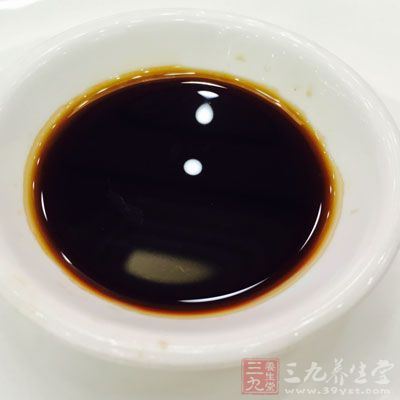 在肉湯汁裡加入適量生抽、蘋果醋、食鹽、砂糖、大蒜水 在肉湯汁裡加入適量生抽、蘋果醋、食鹽、砂糖、大蒜水