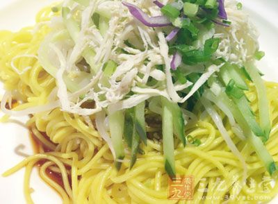 首先韓國冷面中需要的材料有點多,所以在做韓國冷面之前,要先准備好所需要的材料 首先韓國冷面中需要的材料有點多,所以在做韓國冷面之前,要先准備好所需要的材料