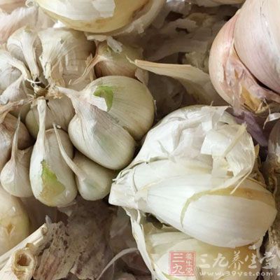 大白菜(我用的娃娃菜)6片、蔥1小段、姜3克、蒜1大勺 大白菜(我用的娃娃菜)6片、蔥1小段、姜3克、蒜1大勺