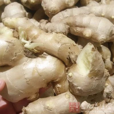 黃花魚1條，蒸魚豉油(或生抽)，生姜，蔥