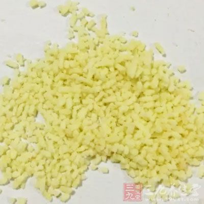 小黃魚500克，鹽5克，雞精3克，料酒10克，大蔥10克，姜5克