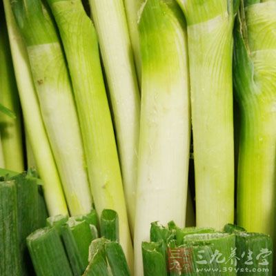 蠶豆500克,植物油15克,白砂糖5克,鹽3克,大蔥5克 蠶豆500克,植物油15克,白砂糖5克,鹽3克,大蔥5克