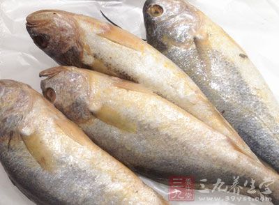 首先我們要准備好要做糖醋黃花魚需要的材料
