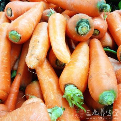 豌豆洗淨，胡蘿卜去皮切丁，香蔥、姜和大蒜都切碎備用