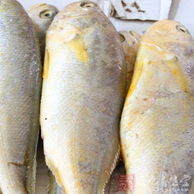 平底鍋燒熱，放入油姜片煎香，再放入魚用中火煎制