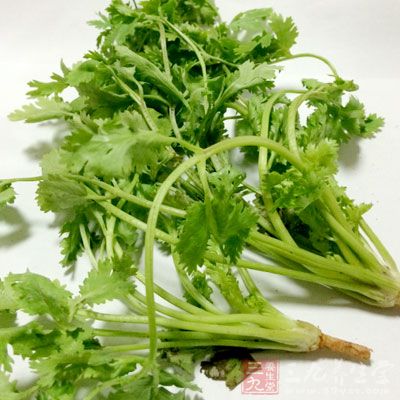 黃花魚500克,雞蛋1個,面粉、蔥、姜絲、香菜段各少許 黃花魚500克,雞蛋1個,面粉、蔥、姜絲、香菜段各少許