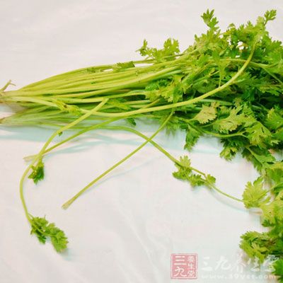 黃瓜2根，大蒜半個，香菜適量，味精半勺，鹽半勺，糖半勺，醋半勺