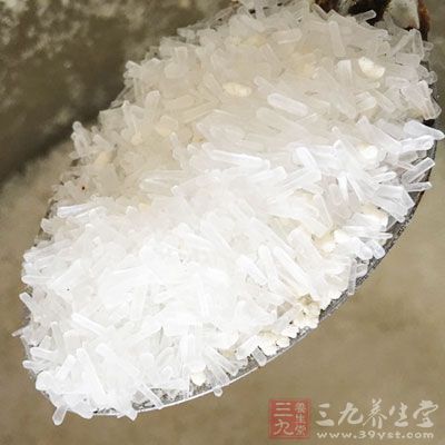 下入沙姜粉、十三香、辣椒面、鹽2克、味精2克、紅油小火慢炒出香味 下入沙姜粉、十三香、辣椒面、鹽2克、味精2克、紅油小火慢炒出香味