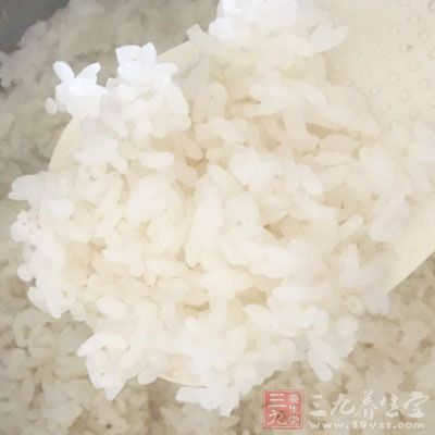 米飯1小碗，雞蛋2個，香菇，火腿，胡蘿卜，青蔥，雞精