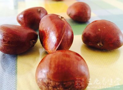 板栗300克，土雞半只，姜切絲，料酒，沙姜粉，蚝油，鹽適量