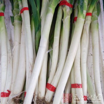 土雞半只，板栗250g，甜椒半個，大蔥1段，姜1小塊