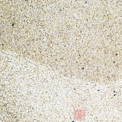 將板栗餅上面和下面都按上芝麻 將板栗餅上面和下面都按上芝麻